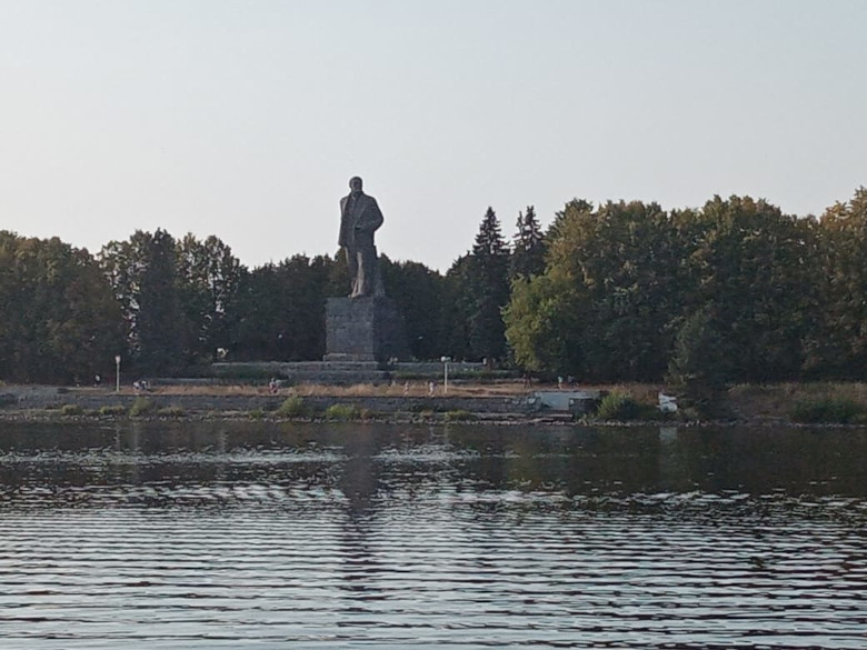 Вид на памятник Ленина